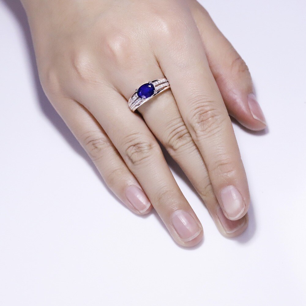 Luxurious Oval Sapphire Gemstone Ring